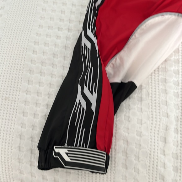 Great women’s wind pants the go-to for campus or out of the trail. Relaxed fit. - Picture 4 of 8